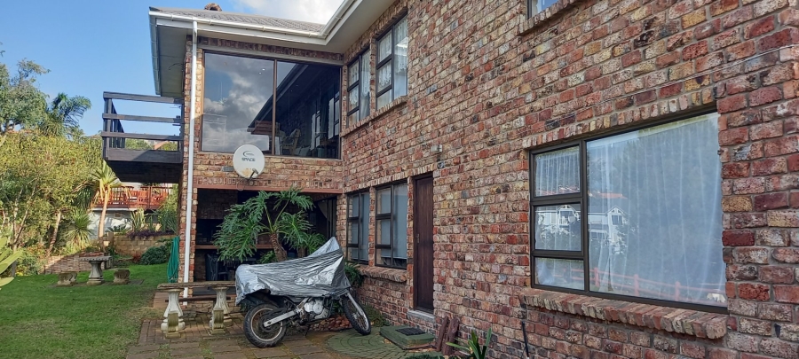 6 Bedroom Property for Sale in Bergsig Western Cape